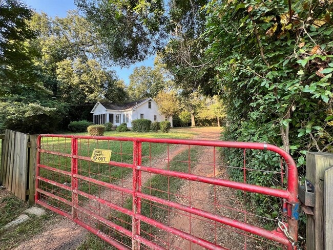 Building Photo - 3 Bed | 1 Bath Single Family Home
