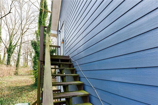 Photo - 987 Dimmock St SW