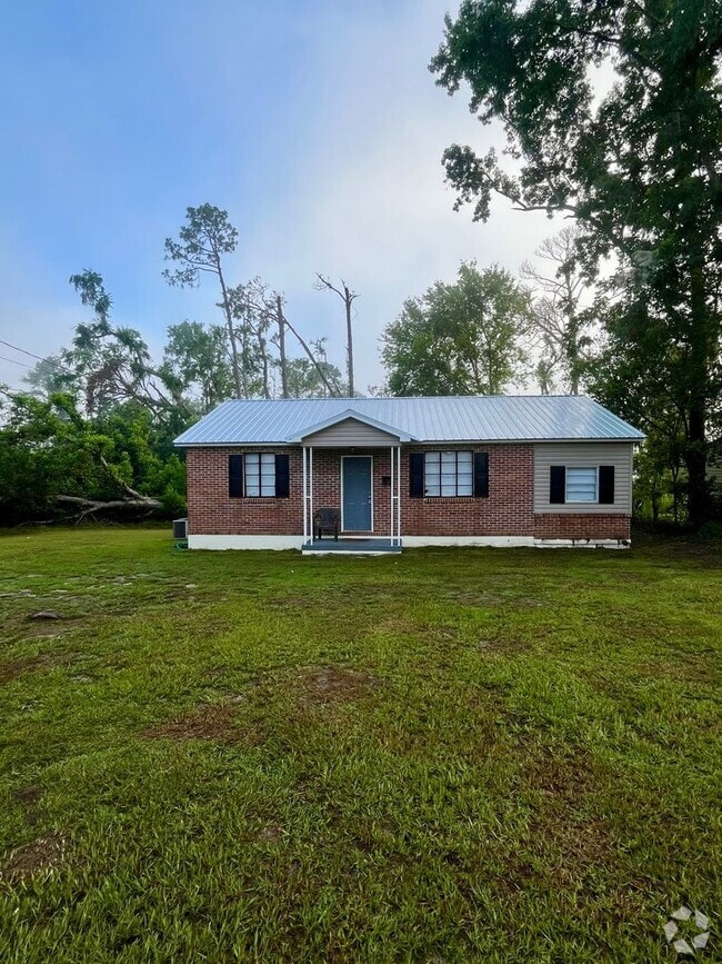 Building Photo - 3 BEDROOM/1 BATH HOUSE
