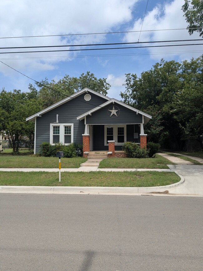 Building Photo - 885 W Long