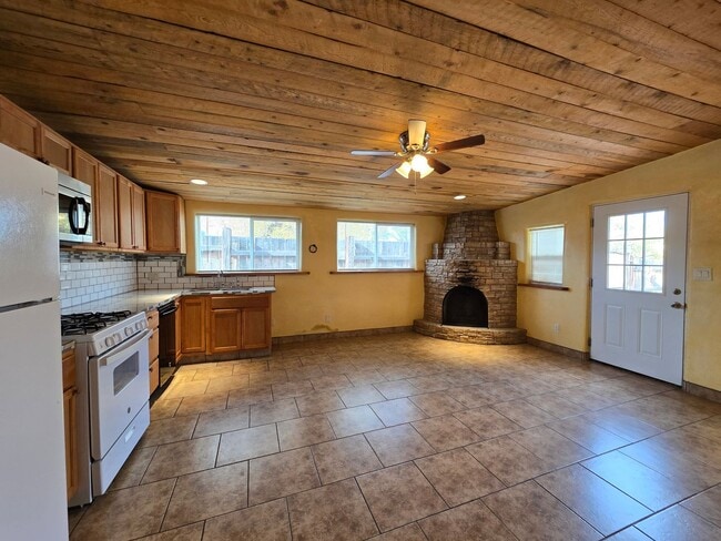 Photo - 941 Agua Fria St Apartamento Unidad B