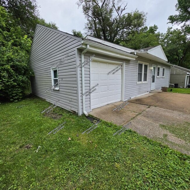 Photo - 811 N 82nd St