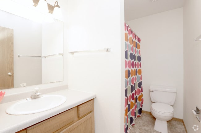 Griffin Court 2 Bedroom - Bathroom - Griffin Court Apartments