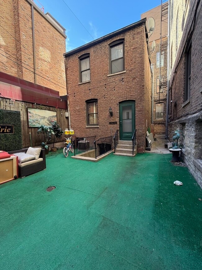 Building Photo - 642 N Dearborn St