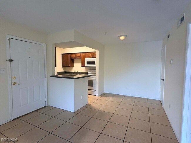 Photo - 2845 Winkler Ave Unidad 323