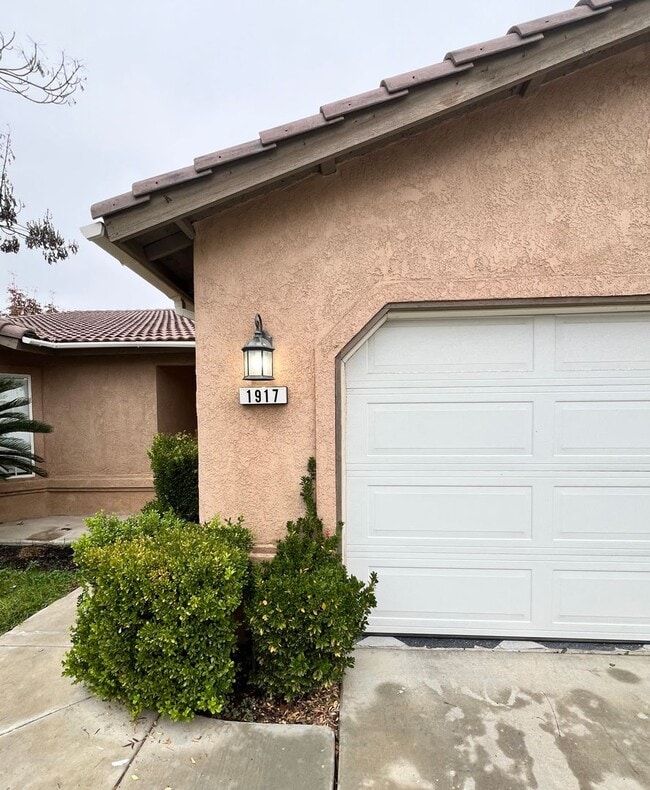 Building Photo - 4 Bd / 2 Ba with plenty of room for the family