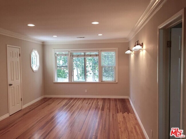 Building Photo - 451 S Doheny Dr Rental