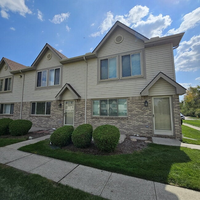 Building Photo - 2 Bedroom, 1.5 Bathroom Townhouse. Large L...