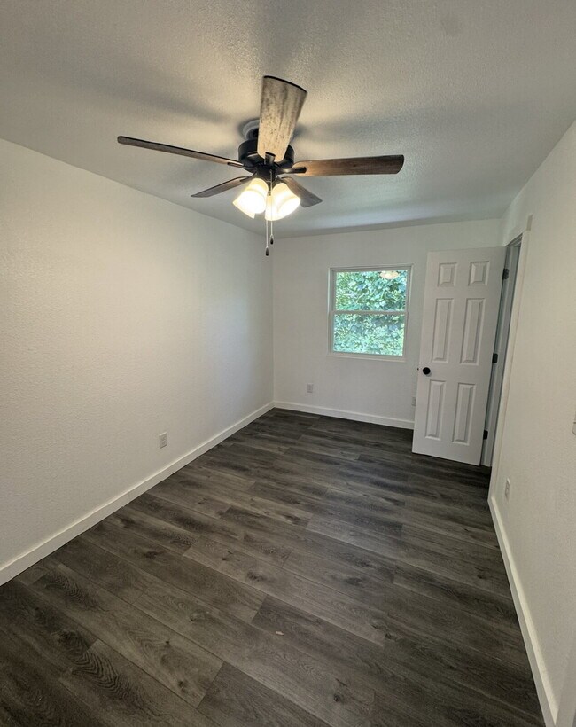 Newly Renovated Duplex In Forsyth!