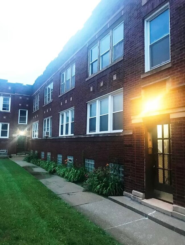 Entrada - 8024 S Michigan Ave Unidad 2 West