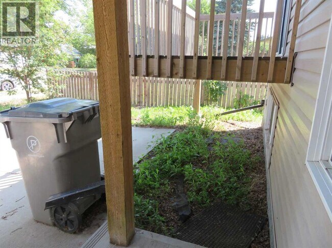 Photo - 4729-4745 45 St