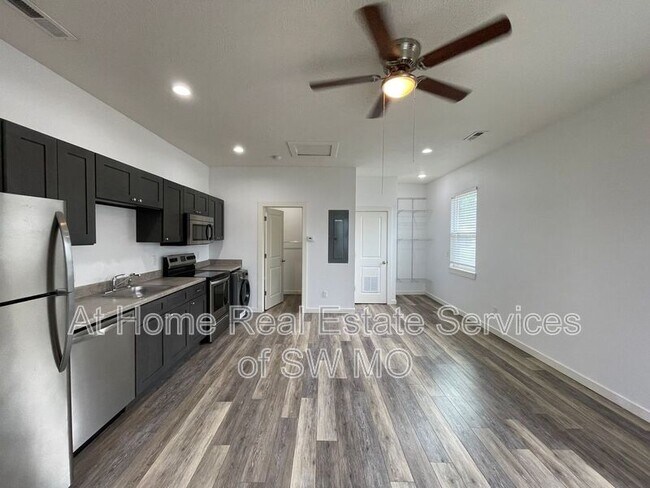 Photo - 2009 E Grand St Unit F