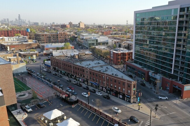 Building Photo - 3751 N Halsted St Unit 319