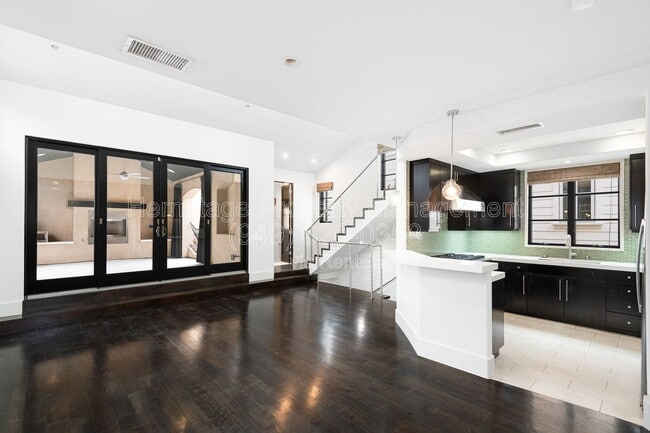 Photo - 435 1/2 Carnation Avenue