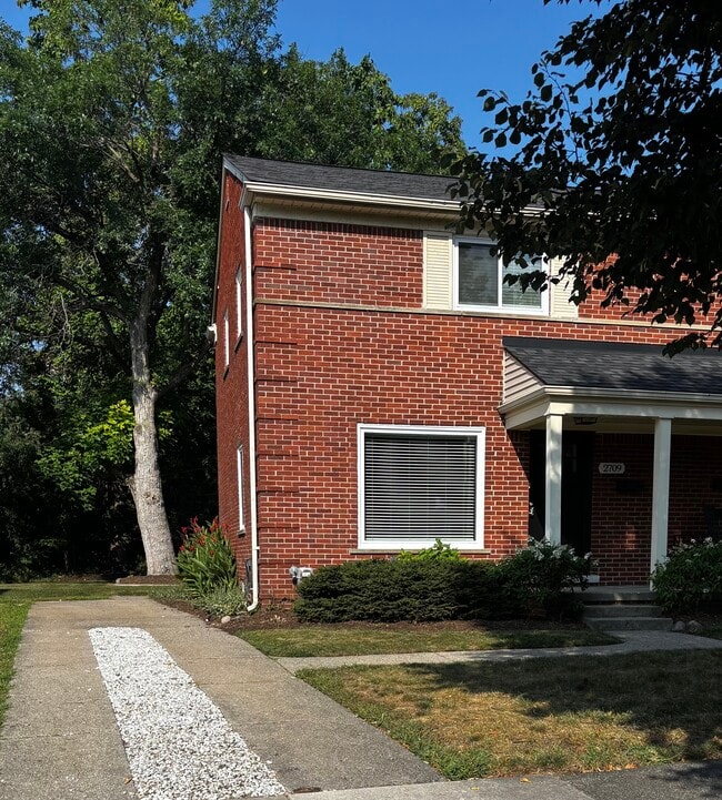 Building Photo - 2709 Glenview Ave