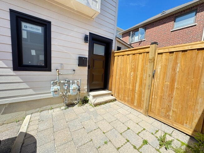 Building Photo - 26 Cardrew St