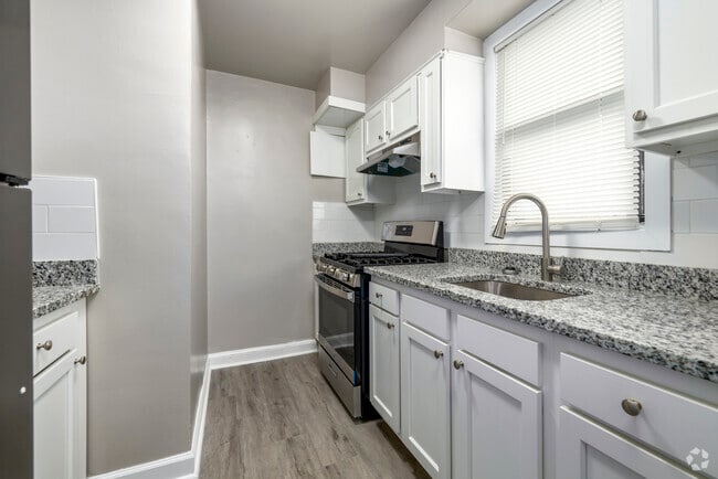 1 habitación, 1 baño – 594 pies cuadrados - Cocina - Capitol Square Apartments