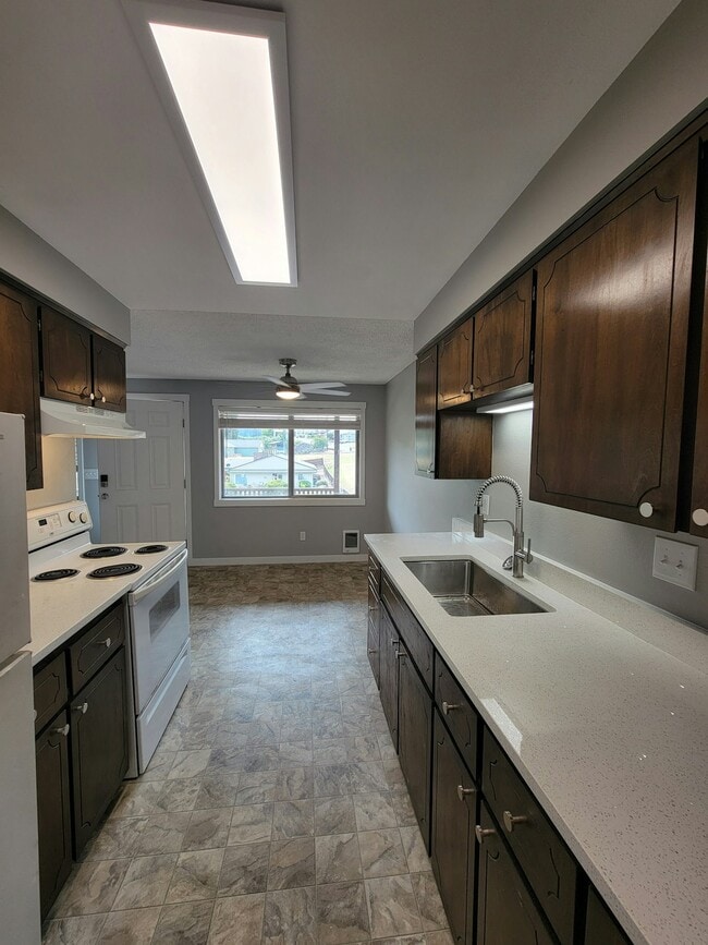 Building Photo - 180 SE 3rd St Rental