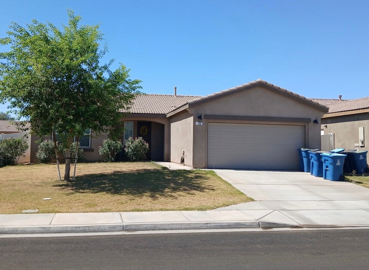 NEWER HOME IN BRAWLEY- 4 Bed, 2 bath , 2 Car Garage - NEWER HOME IN BRAWLEY- 4 Bed, 2 bath , 2 Car Garage