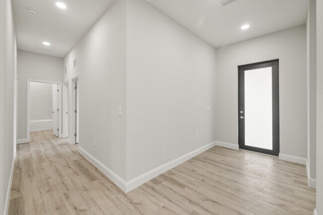 Photo - 851 Carbon St E