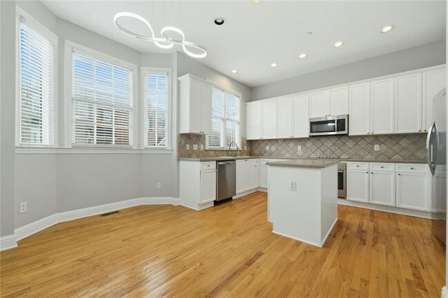 Photo - 319 Creekbank Way SE