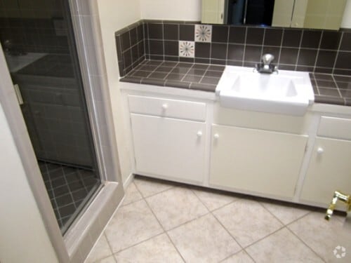 Building Photo - 839 S Plymouth Blvd Unit 3 Rental