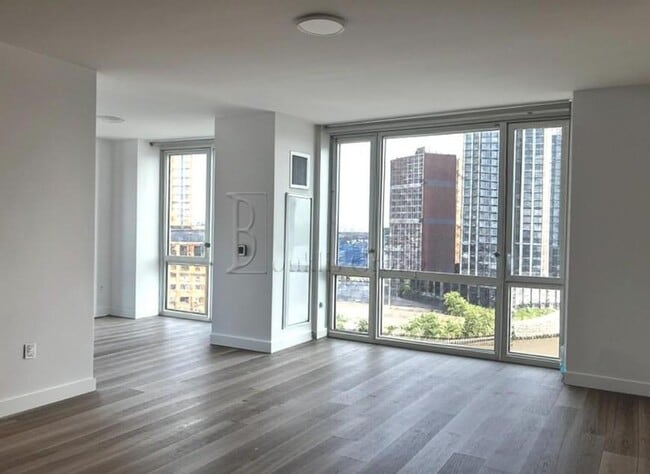Building Photo - 3 bedroom in LONG ISLAND CITY NY 11101 Unit 1201 Rental