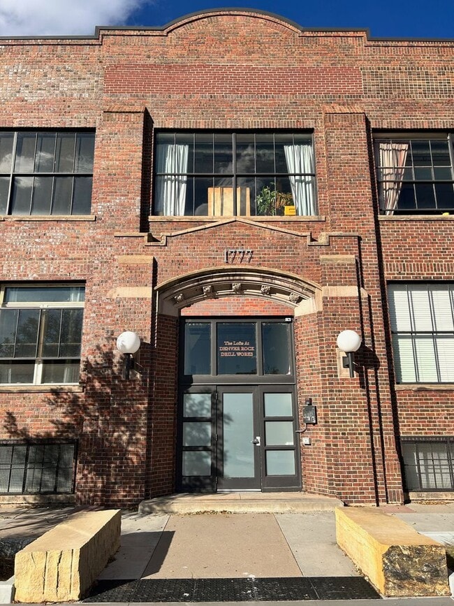 Building Photo - Updated & Spacious Studio Home