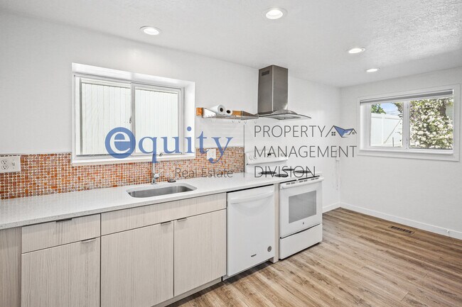 Photo - 311-3360 3360 S Unit 3