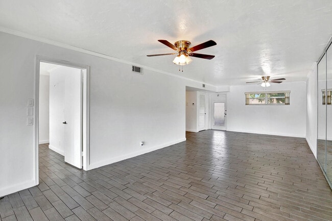 Photo - 9400 N Hollybrook Lake Dr Unit 105