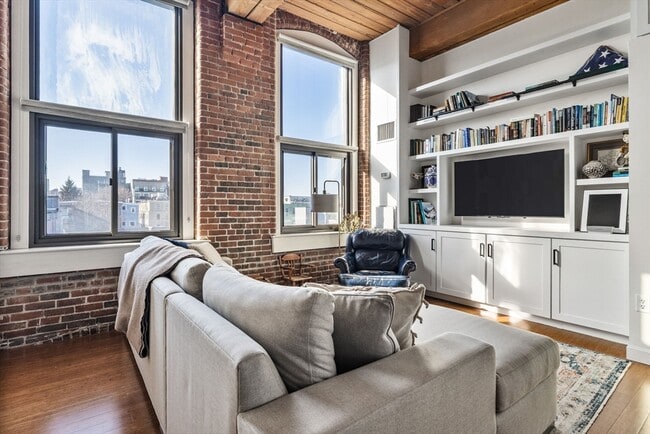 Photo - 320 W 2nd St Unit 413