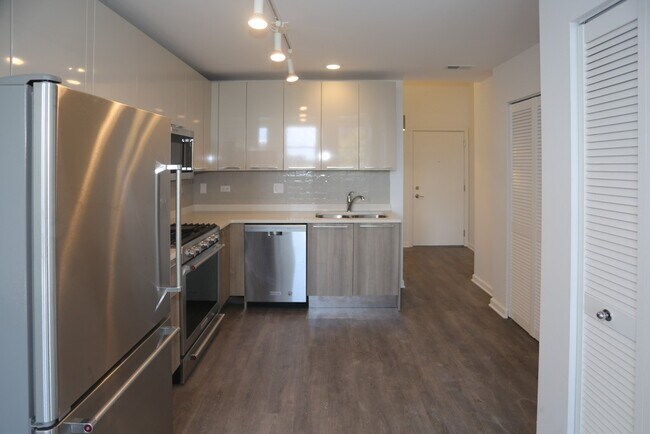 Photo - 932 W Dakin St Unit 102