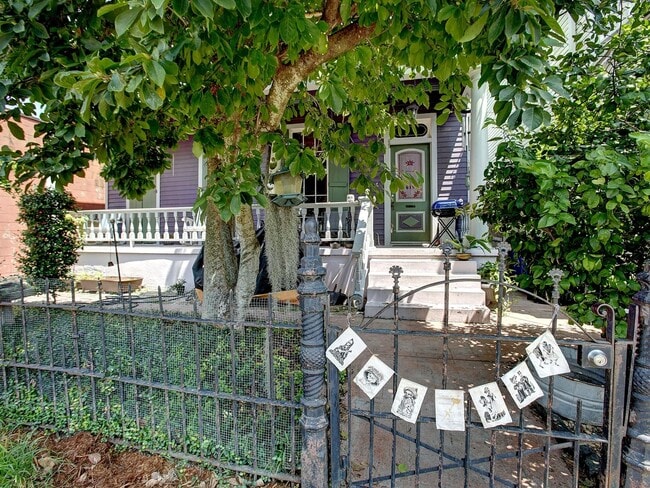 Photo - 617 Lyons St