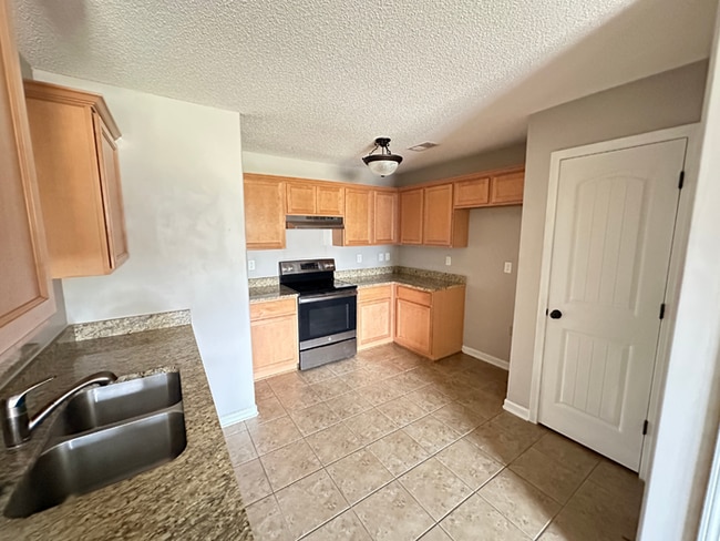 SHOWSTOPPER! 3BR/2BA in Cordova | Vaulted Ceilings & Soaking Tub | Fenced Yard