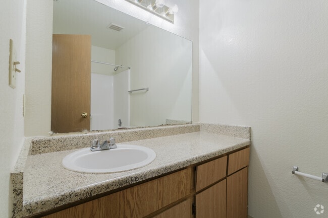 1BR, 1BA - 635 SF - Sunrise Oaks