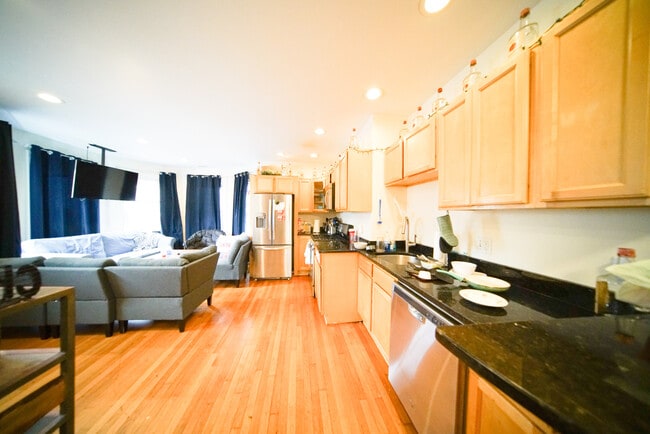 Building Photo - 48 Ashford St Unit 2
