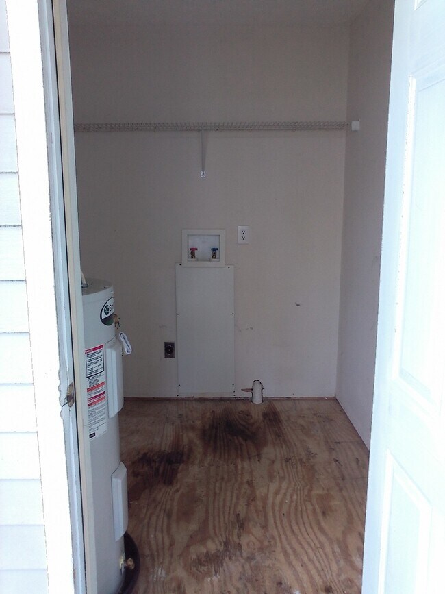 Photo - 2 Bedroom, 1 bath apartment Upstairs Unit