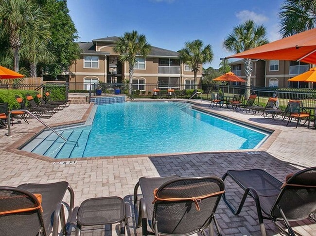 Piscina - Crestview at Oakleigh Apartment Homes