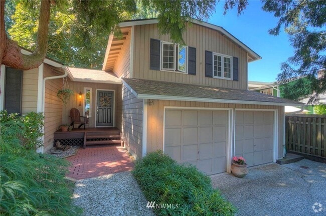 Building Photo - 3 bedroom 2.5 bathroom single family house...