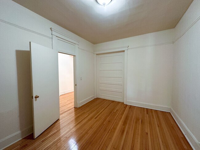 Photo - 4-BEDROOM DEPAUL UNIVERSITY APARTMENT – FI... Unit # 1