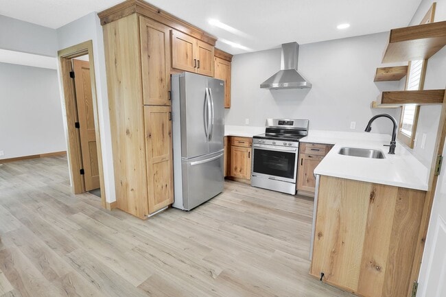 Building Photo - 3+ Bedroom Home in Quiet Neighborhood