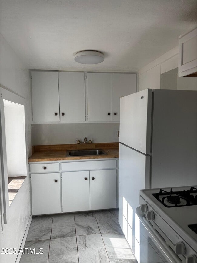 Photo - 823 E 17th St