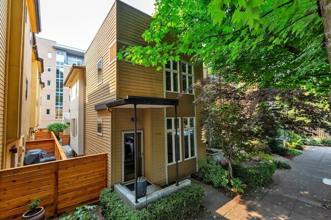 Building Photo - Stunning Townhome Style in NE Portland Lloyd Center District