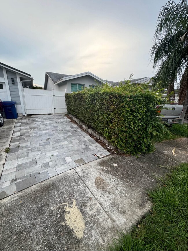 Building Photo - 11515 SW 152nd Ct