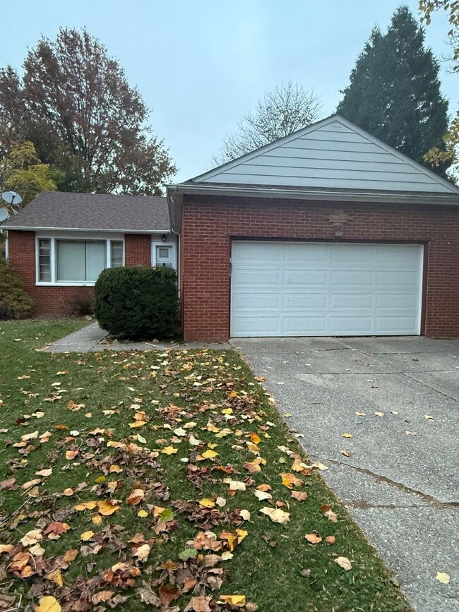 Building Photo - Euclid 3 Bedroom Ranch