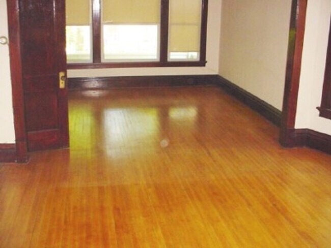 Photo - (518) - 819-821 E. Gorham Street Unidad 819