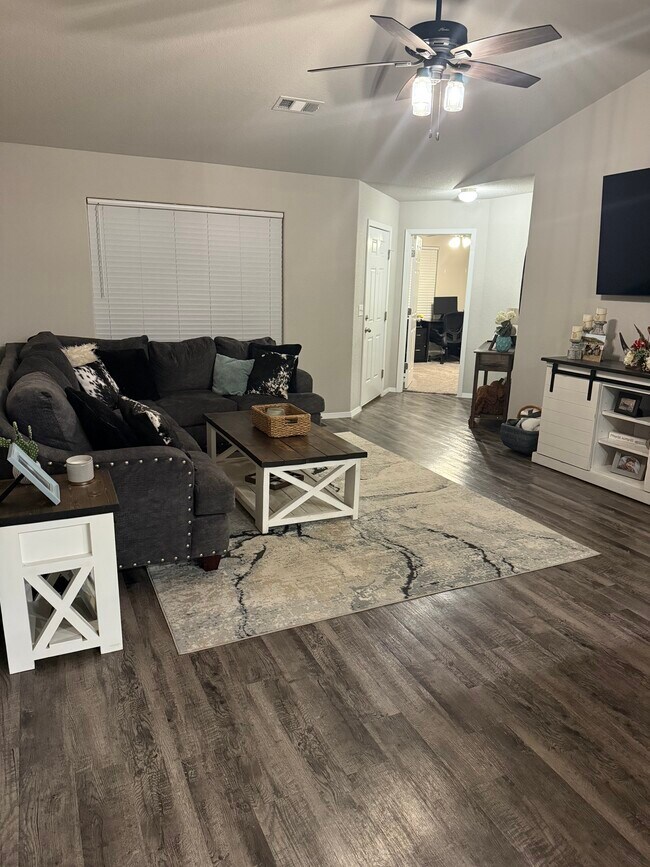 Photo - 329 Colton St