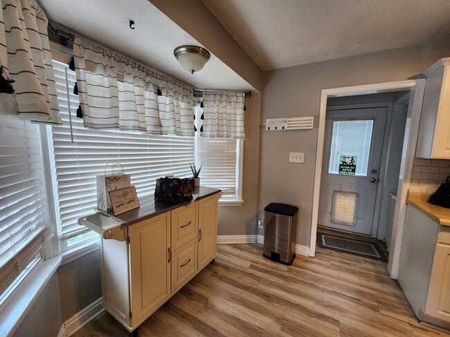 Photo - A Rental Home With MAD Curb Appeal!? YUP! 4 bd 2 bath Sugarhouse