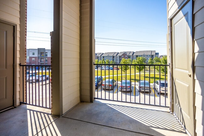 2BR, 2BA - 988 SF