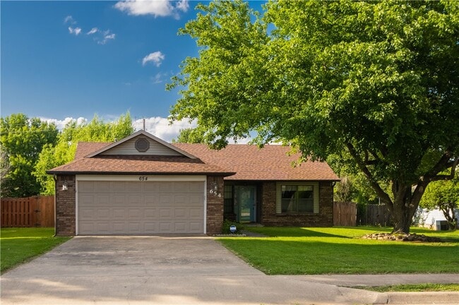 Photo - 654 Terry Ave